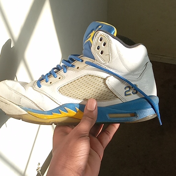 Jordan 5 Laney - Picture 2 of 4